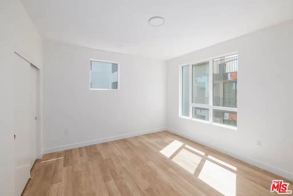 Residential Lease for rent at 23036 Ventura Blvd, Los Angeles, Los Angeles County, CA featuring 3 beds and 2 baths
