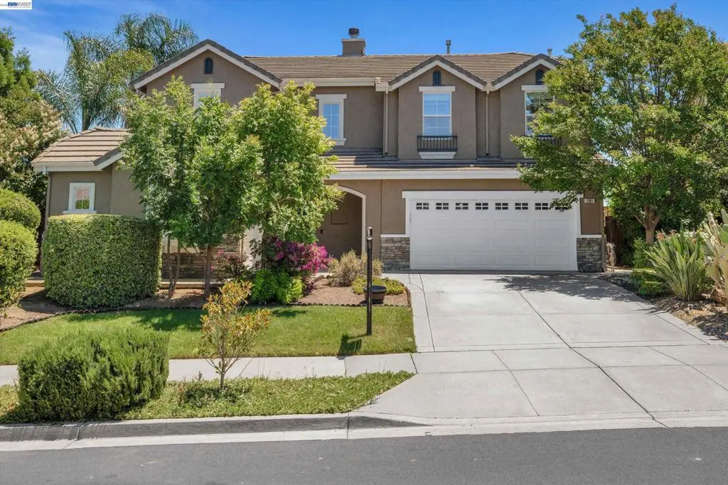 Single Family Residence for sale at 281 W Country Club Dr, Brentwood, CA featuring 5 beds and 4 baths