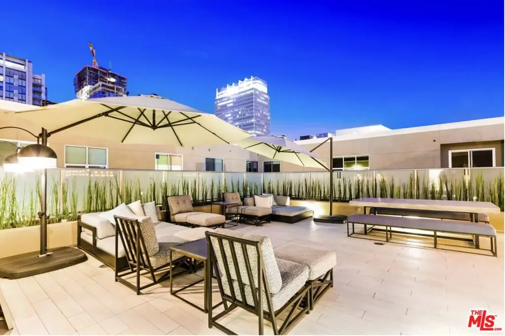Residential Lease for rent at 1249 S Grand Avenue 212, Los Angeles, Los Angeles County, CA featuring 2 beds and 2 baths