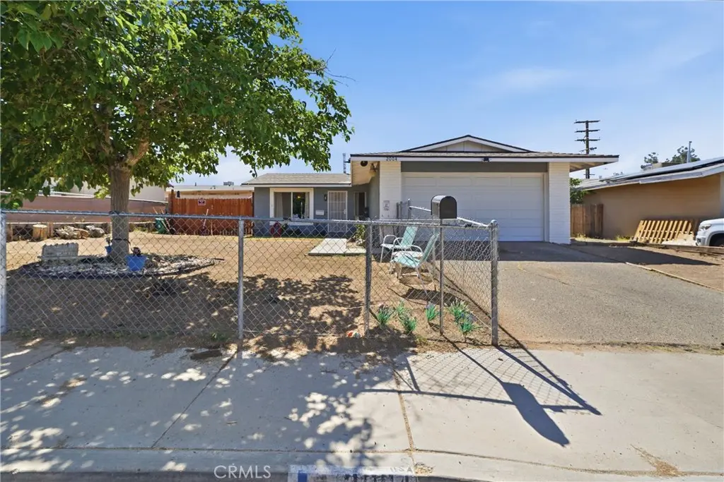 2004 Rushmore, Barstow, CA — listing photo 1