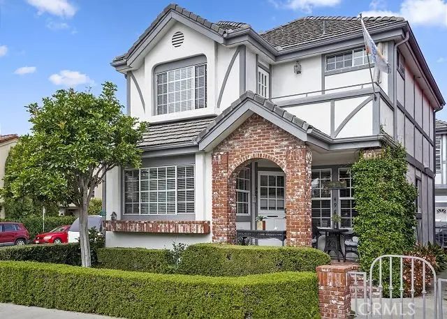 Single Family Residence for rent at 498 Park Ave, Newport Beach, CA featuring 4 beds and 4 baths