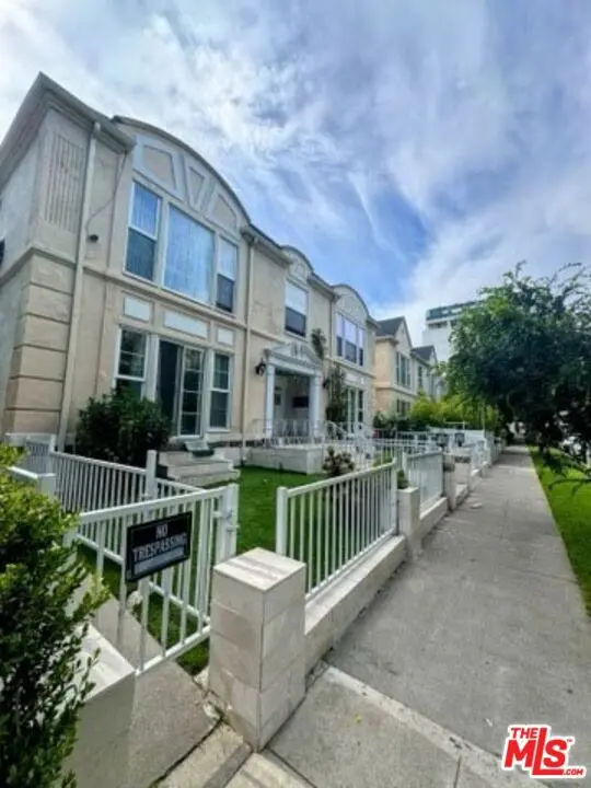 Residential Lease for rent at 133 S Crescent Drive 5, Beverly Hills, Los Angeles County, CA and 1 bath