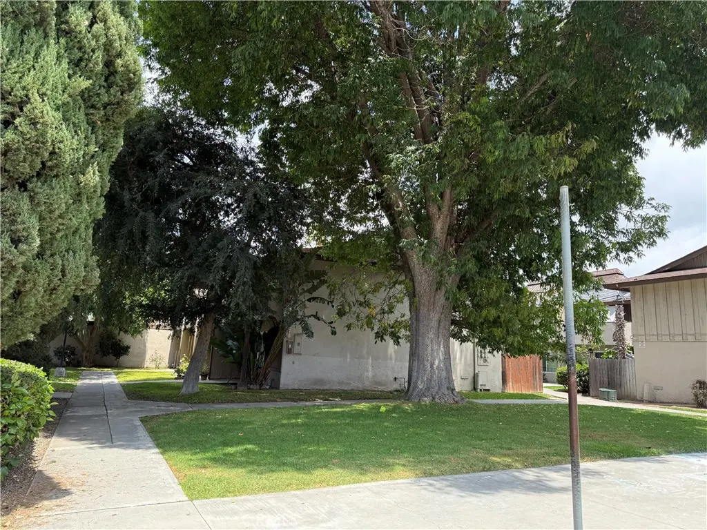 521 S Lyon 85, Santa Ana, CA — listing photo 1