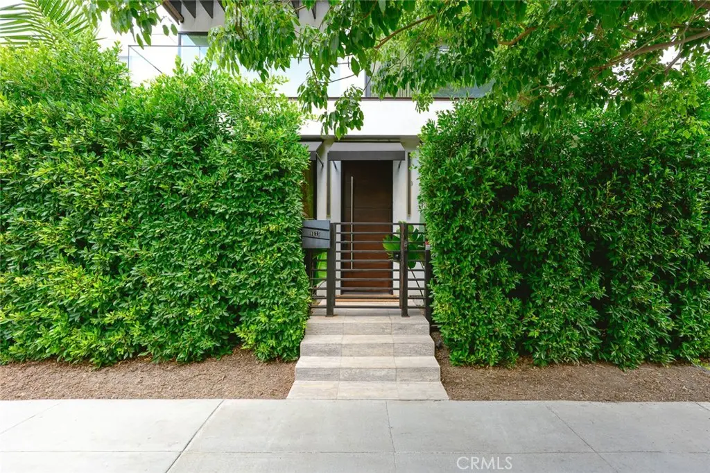 Single Family Residence for sale at 9171 W 3rd, Beverly Hills, CA featuring 2 beds and 3 baths