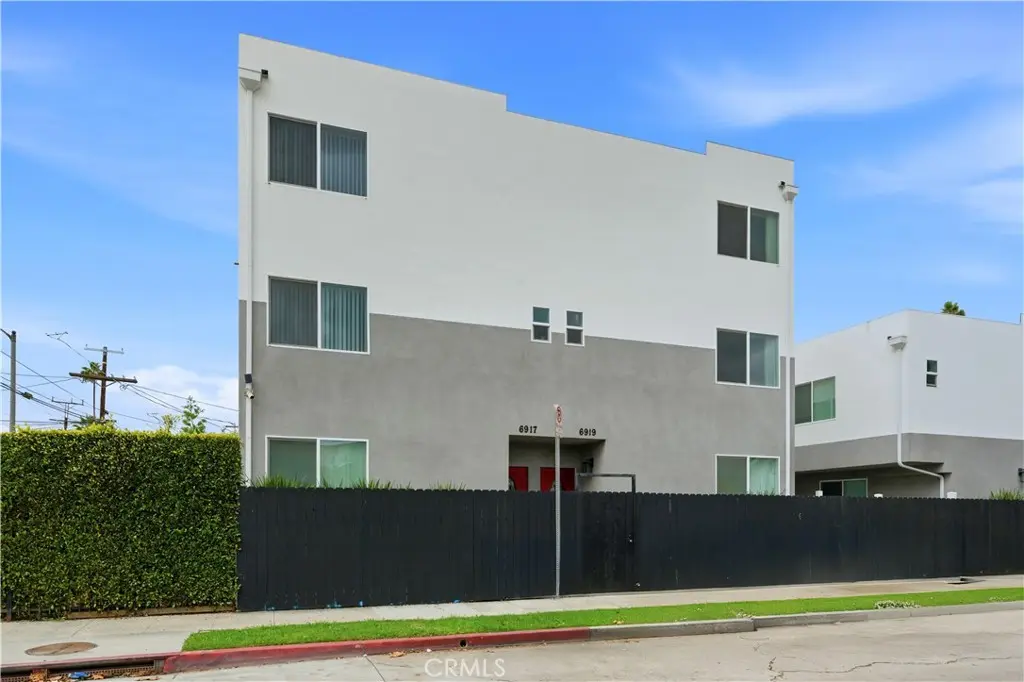 Townhouse for sale at 6919 S Menlo, Los Angeles, CA featuring 4 beds and 5 baths