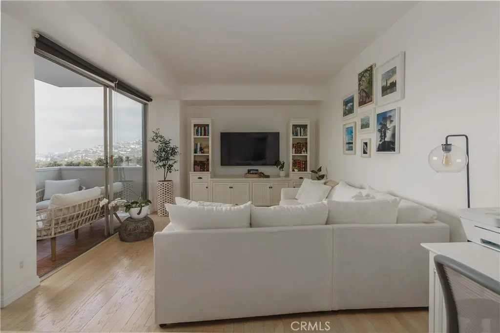 Condominium for sale at 7250 Franklin Avenue 1008, Los Angeles, CA featuring 1 bed and 2 baths