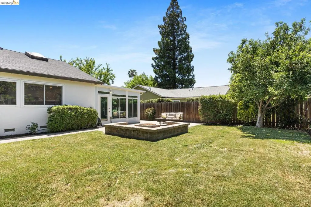 Single Family Residence for sale at 2715 Lyon Cir, Concord, CA featuring 3 beds and 2 baths