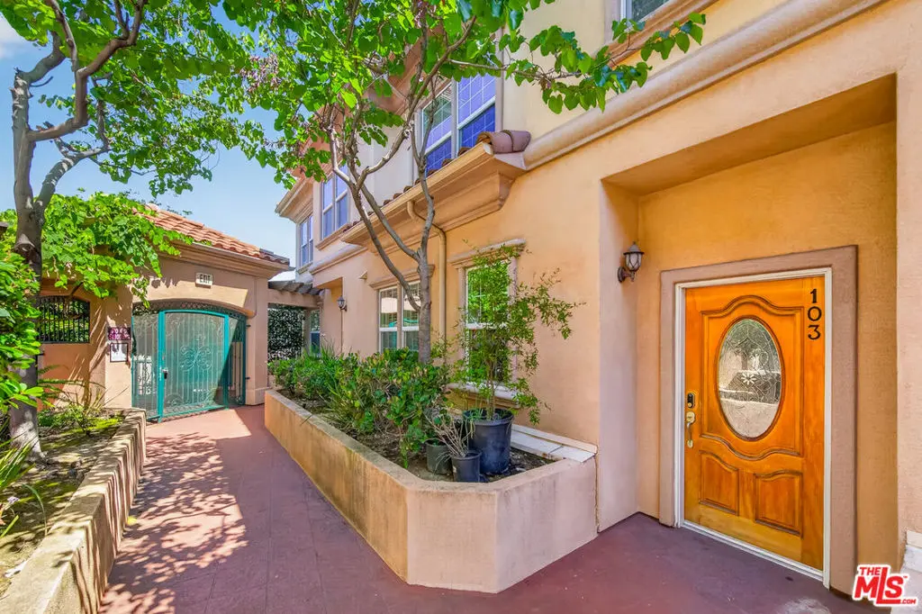 3974 Pennsylvania Avenue 103, La Crescenta, CA — listing photo 1