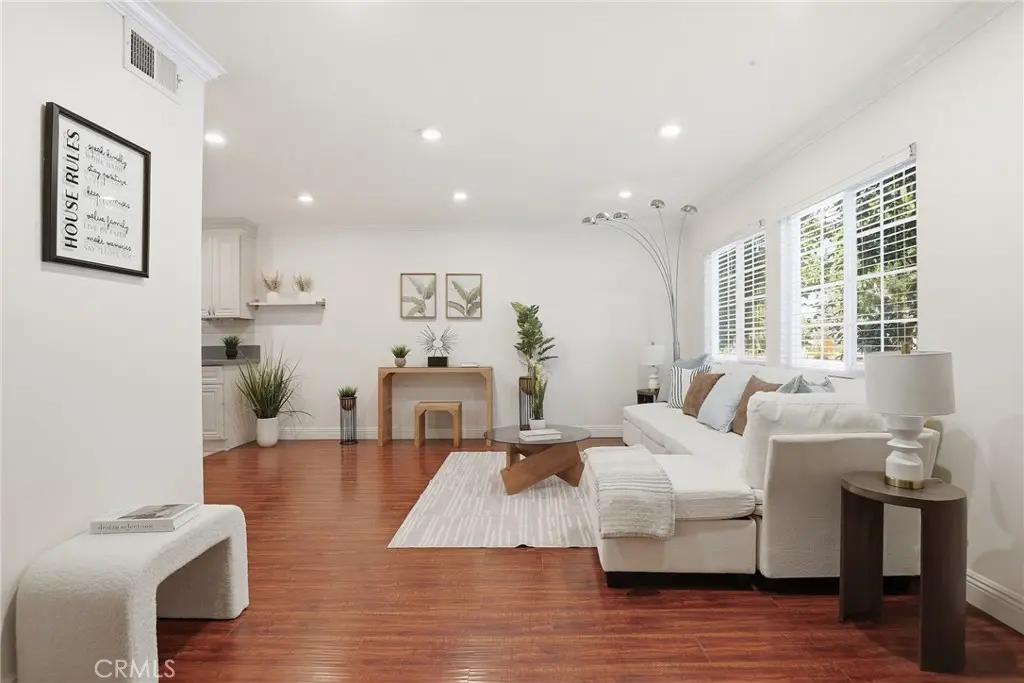 4189 Vineland Avenue 111, Studio City, CA — listing photo 1