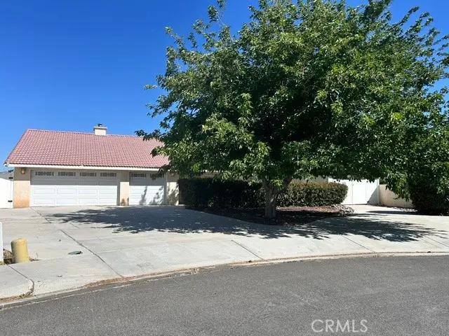 Single Family Residence for rent at 13955 Okesa, Apple Valley, CA featuring 4 beds and 3 baths