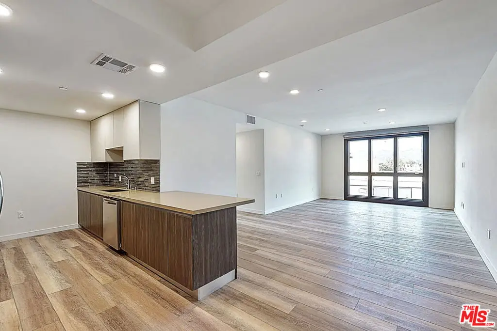 Residential Lease for rent at 1070 S Bedford Street 205, Los Angeles, Los Angeles County, CA featuring 3 beds and 3 baths