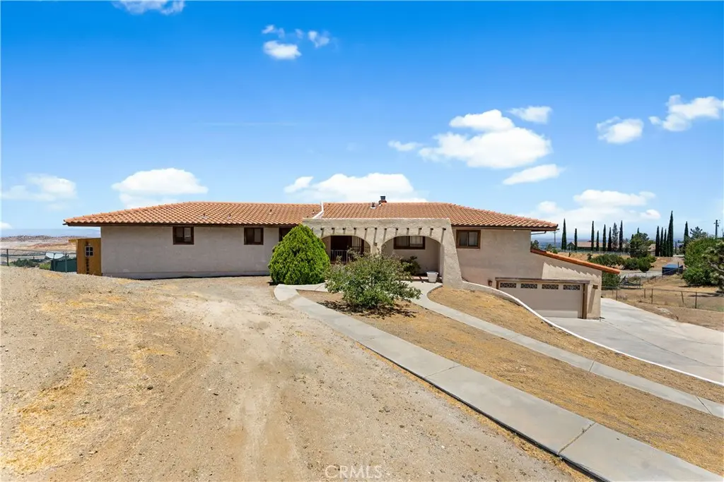 Residential Lease for rent at 1055 lakeview Drive, Palmdale, Los Angeles County, CA featuring 4 beds and 3 baths