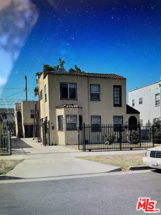 Residential Lease for rent at 1050 W 60th Place 1050 1/2, Los Angeles, Los Angeles County, CA featuring 2 beds and 1 bath
