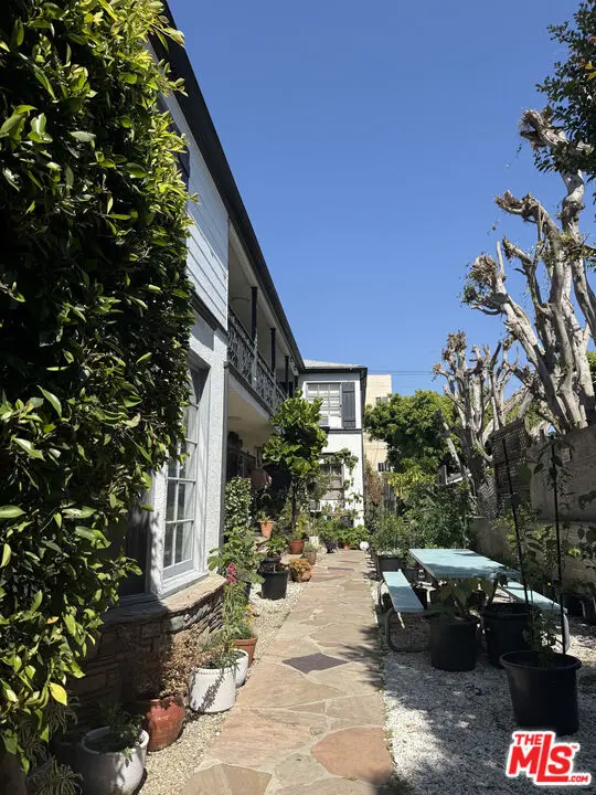 Residential Lease for rent at 1154 N Orange Grove Ave. 1/2, West Hollywood, Los Angeles County, CA featuring 1 bed and 1 bath