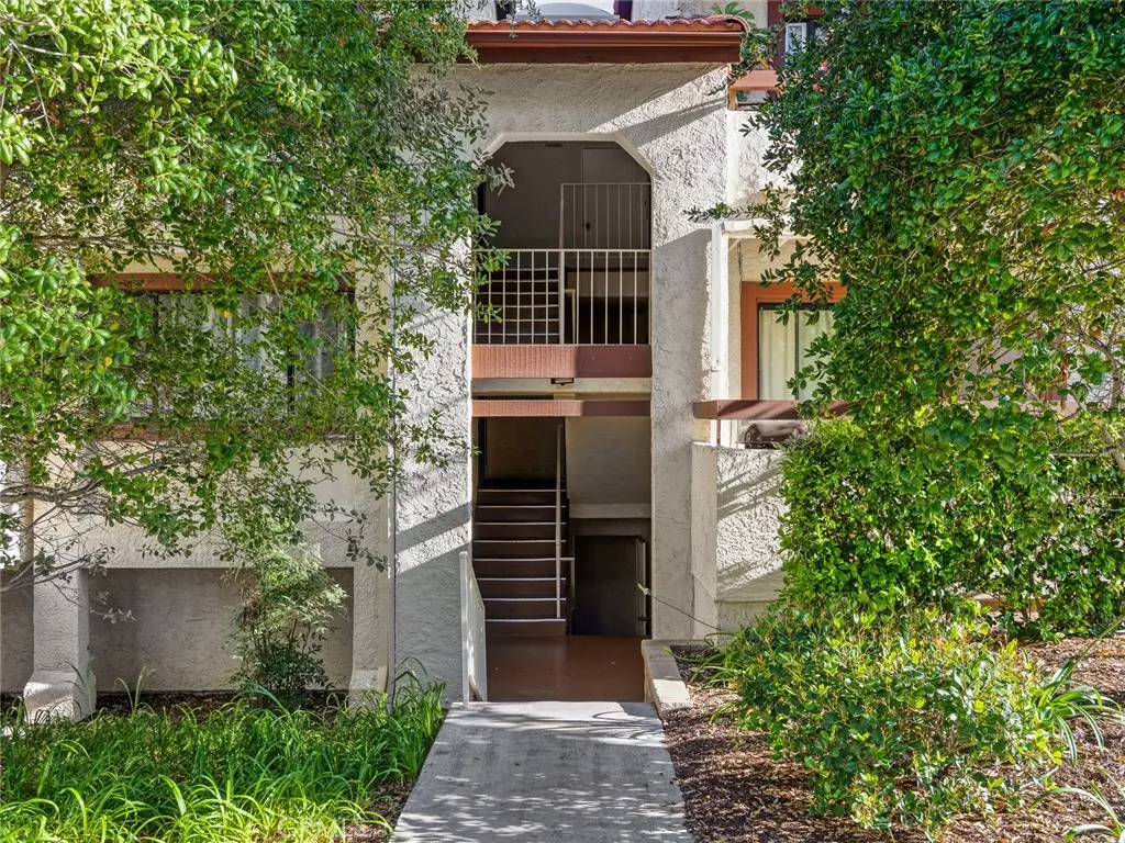 18053 Sundowner Way 626, Canyon Country, CA — listing photo 1
