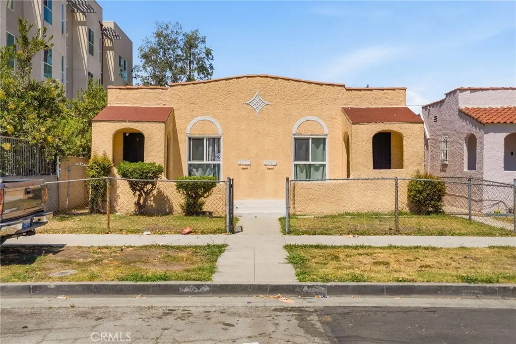 Duplex for sale at 8701 Menlo, Los Angeles, CA