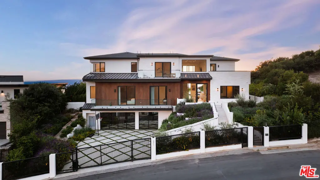 Residential Lease for rent at 5811 Murphy Way, Malibu, Los Angeles County, CA featuring 5 beds and 7 baths