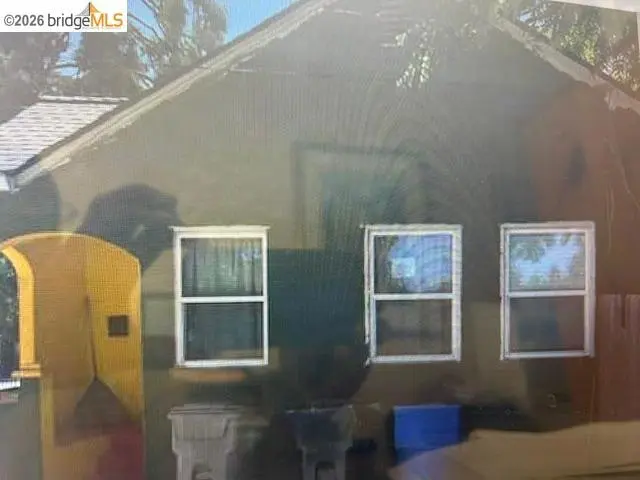 Duplex for rent at 1231 Arcade Blvd, Sacramento, CA featuring 3 beds and 1 bath