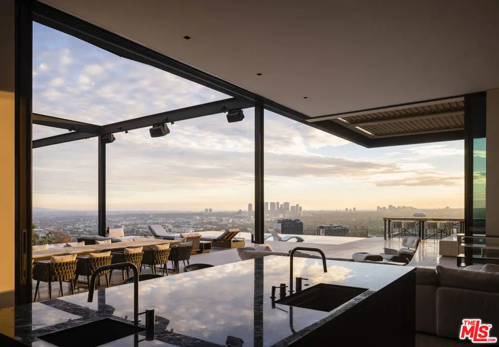 Residential Lease for rent at 1305 Collingwood Place, Los Angeles, Los Angeles County, CA featuring 6 beds and 7 baths