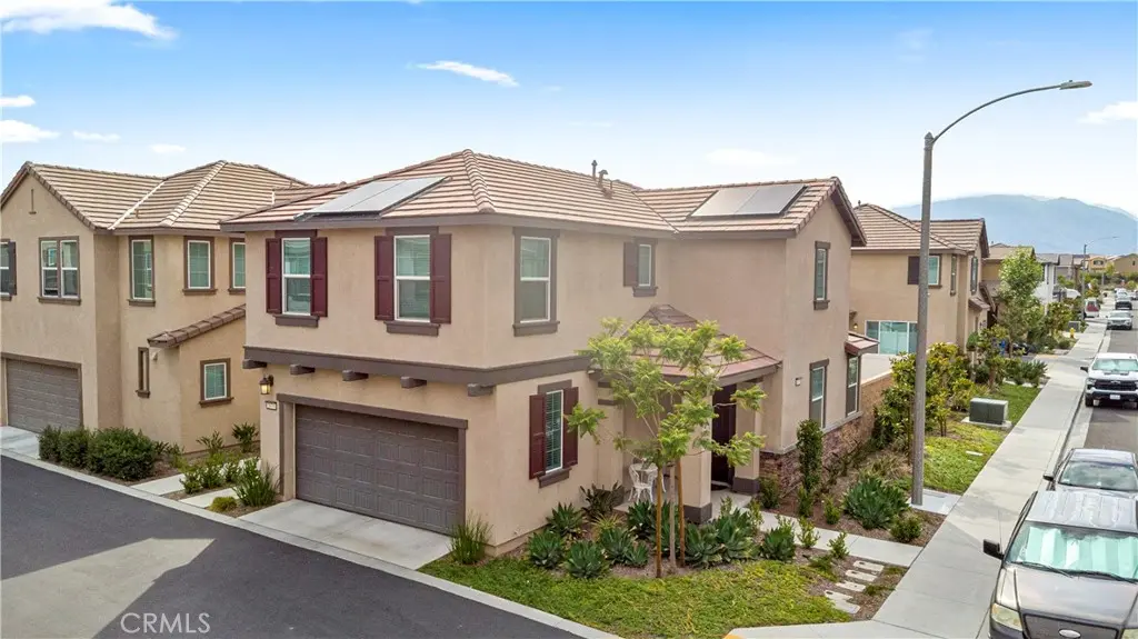Townhouse for sale at 2476 Gunner Ridge, Rialto, CA featuring 3 beds and 3 baths