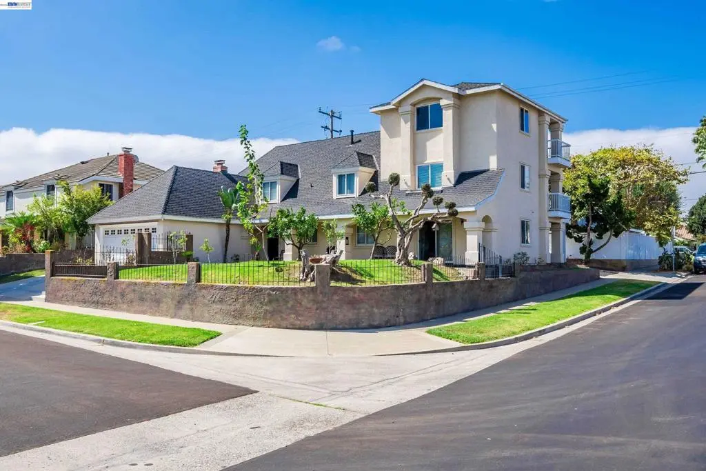 Single Family Residence for sale at 1622 Pegasus St, Newport Beach, Orange County, CA featuring 5 beds and 6 baths