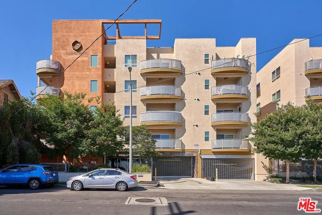 Condominium for sale at 2321 W 10th Street 102, Los Angeles, CA featuring 2 beds and 1 bath