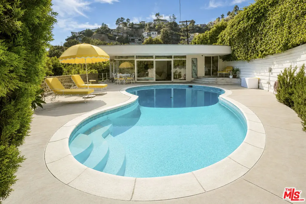 Residential Lease for rent at 8292 Hollywood Boulevard, Los Angeles, Los Angeles County, CA featuring 2 beds and 2 baths