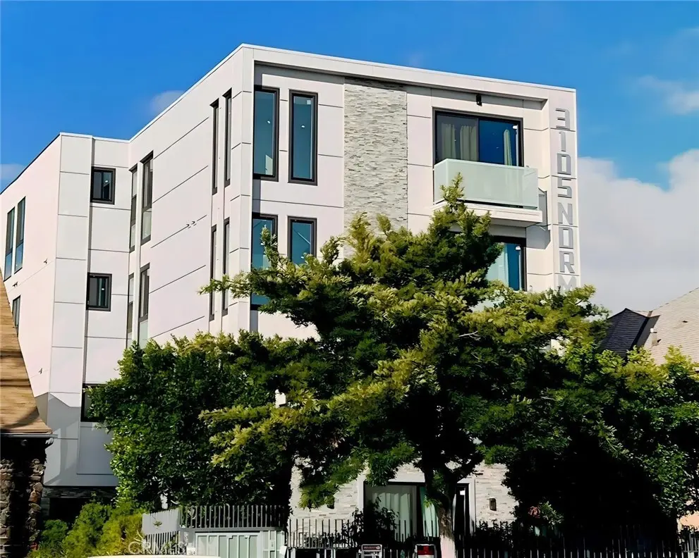 Residential Lease for rent at 3105 W Normandie Avenue, Los Angeles, Los Angeles County, CA featuring 1 bed and 1 bath