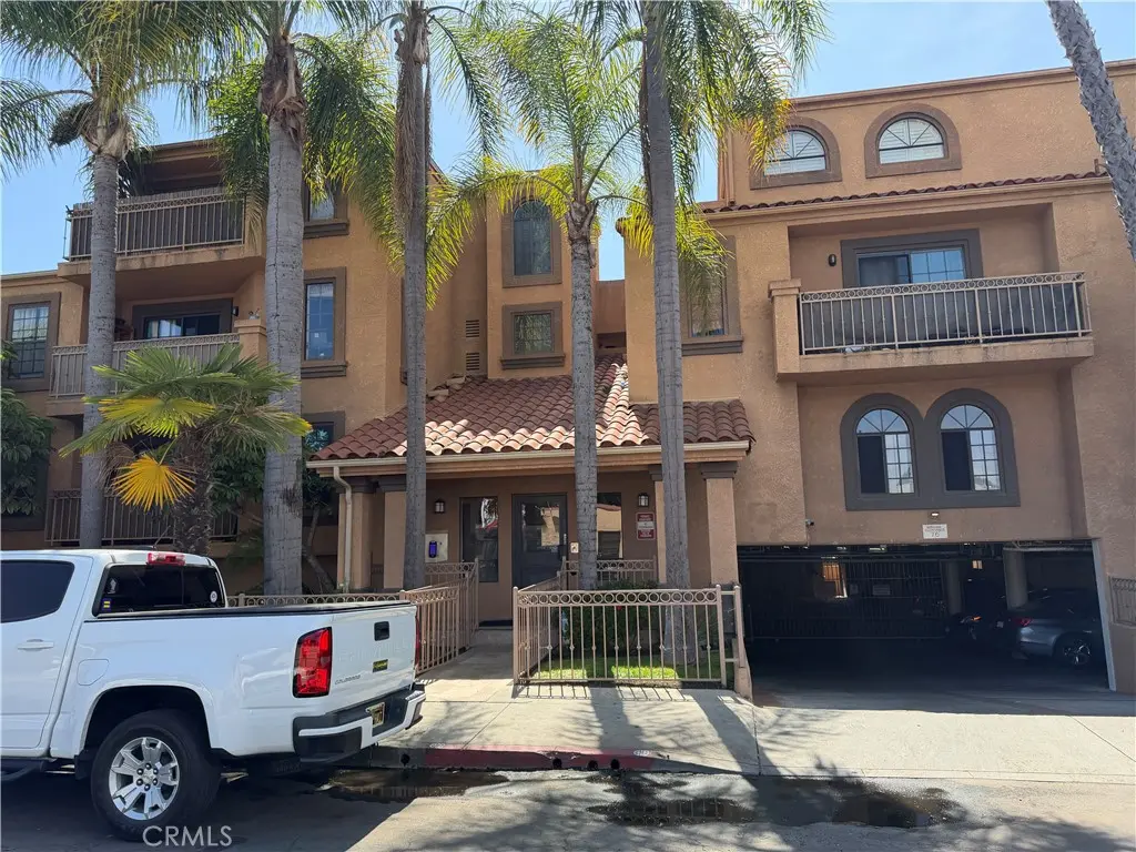Condominium for sale at 1509 Stanley 108, Long Beach, CA featuring 3 beds and 2 baths