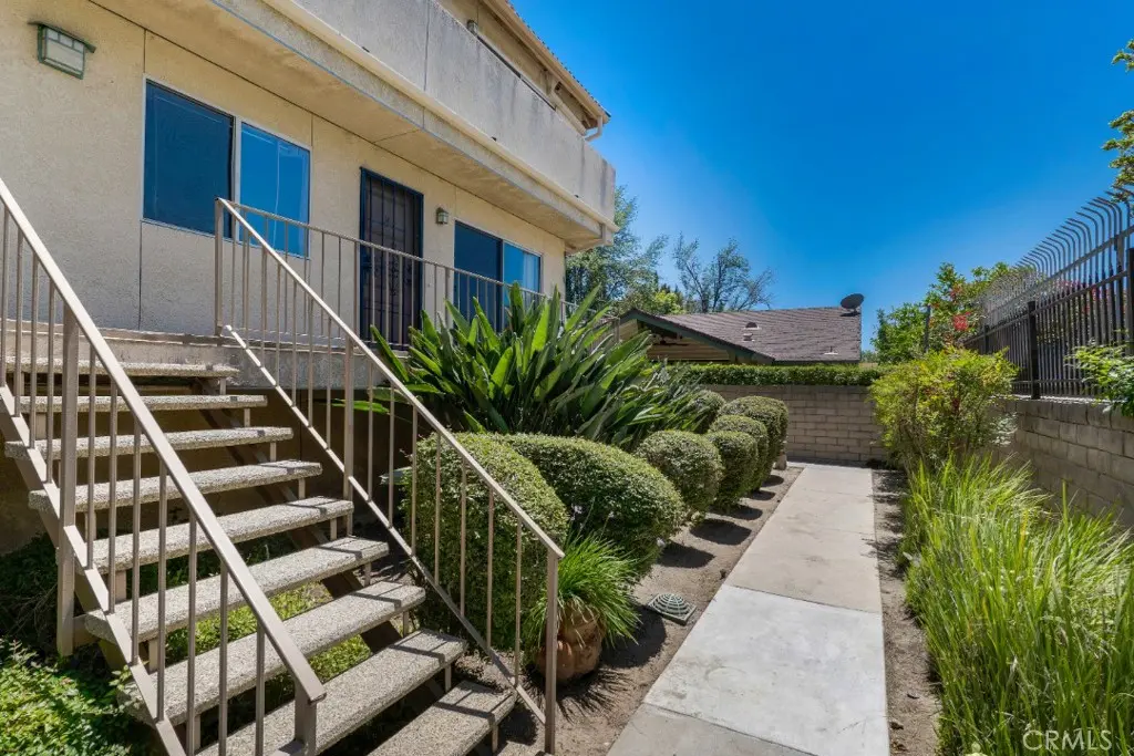 10215 Variel Avenue 14, Chatsworth, CA — listing photo 1
