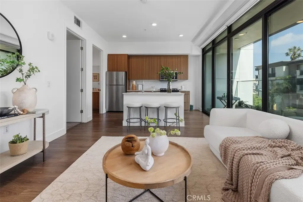 Condominium for sale at 709 E Walnut St 315, Pasadena, CA featuring 1 bed and 1 bath