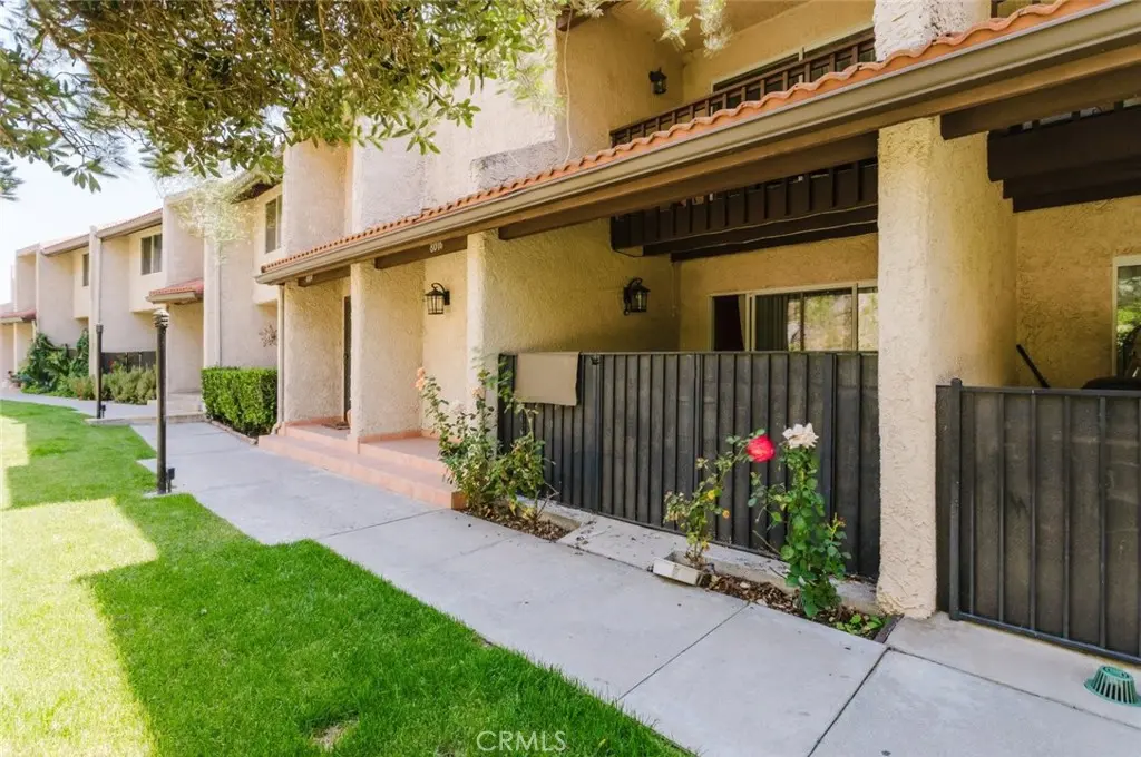 Townhouse for rent at 8016 Via Verona, Burbank, CA featuring 2 beds and 3 baths