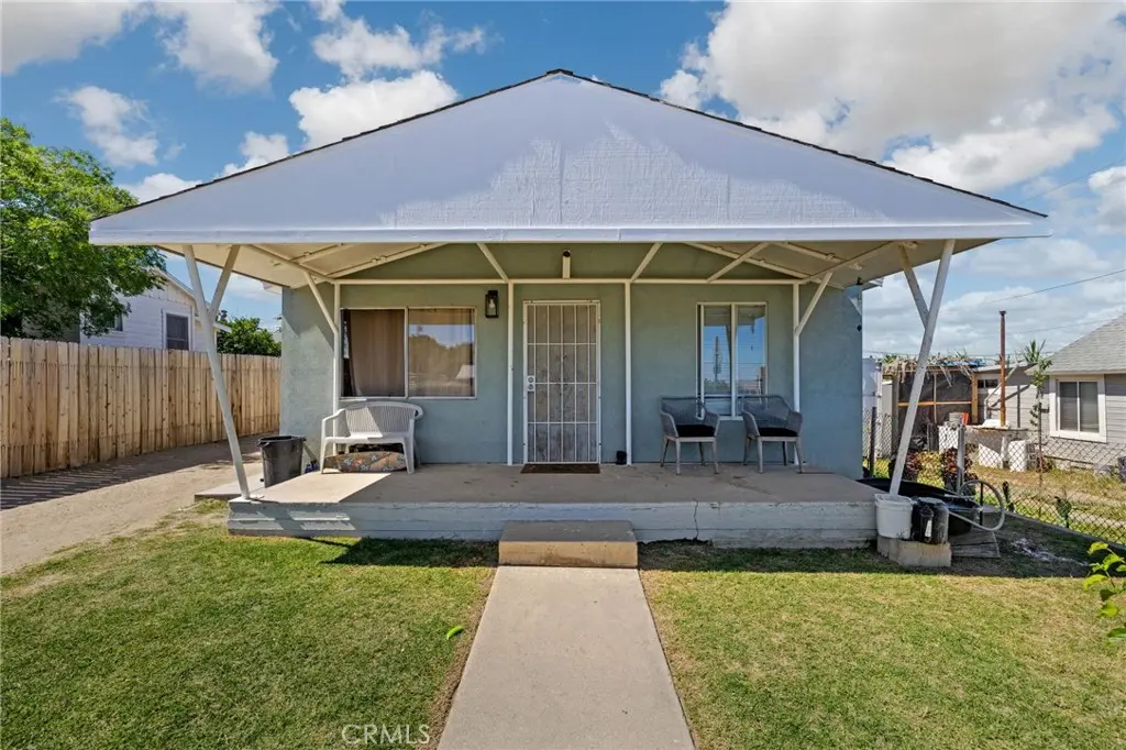 Single Family Residence for sale at 511 Rose, Taft, CA featuring 2 beds and 1 bath