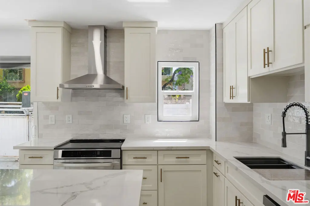 Residential Lease for rent at 929 N Stanley Avenue 1, West Hollywood, Los Angeles County, CA featuring 2 beds and 1 bath