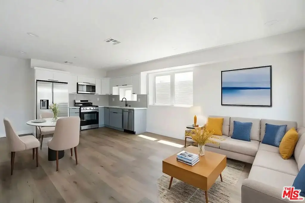 Residential Lease for rent at 1724 Menlo Avenue 1/2, Los Angeles, Los Angeles County, CA featuring 3 beds and 4 baths
