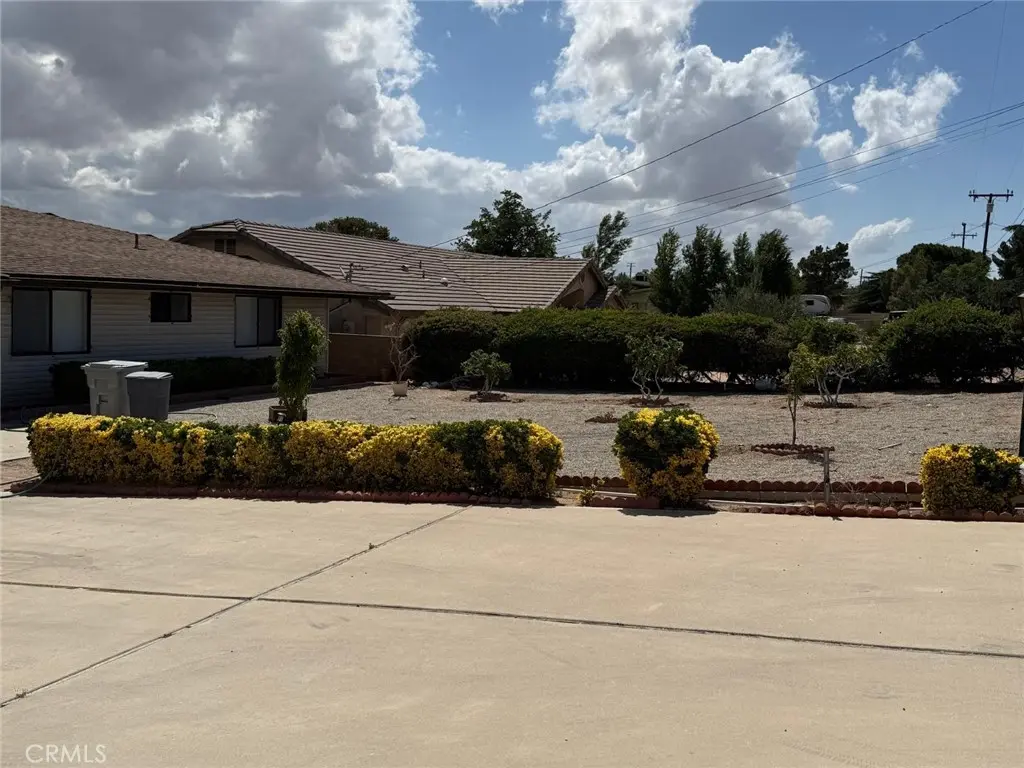 Single Family Residence for rent at 18053 Orange Street, Hesperia, CA featuring 5 beds and 3 baths