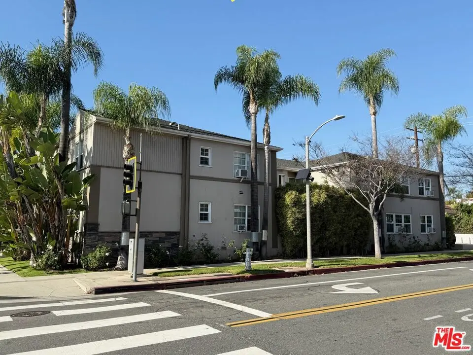 Residential Lease for rent at 9667 W Olympic Boulevard, Beverly Hills, Los Angeles County, CA featuring 2 beds and 1 bath
