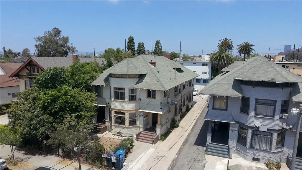 Residential Lease for rent at 1021 W 25th Street 6, Los Angeles, Los Angeles County, CA featuring 2 beds and 1 bath