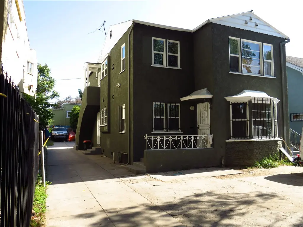 Triplex for sale at 862 W 41st Street, Los Angeles, CA