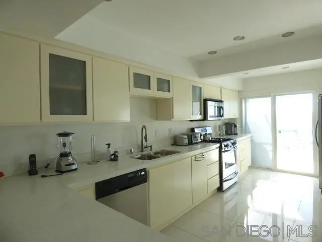 Townhouse for rent at 6743 Fashion Hills Blvd, San Diego, CA featuring 4 beds and 4 baths