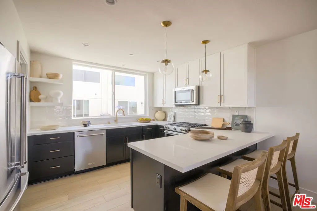 11222 W Victory Boulevard 2, North Hollywood, CA — listing photo 1