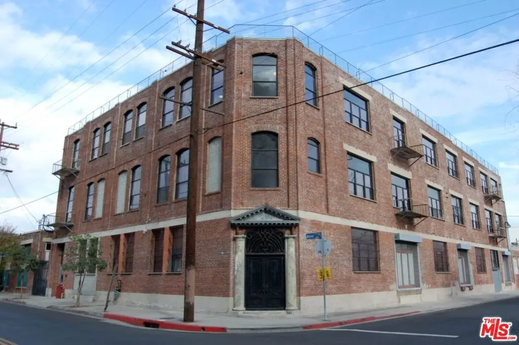 Residential Lease for rent at 652 Mateo Street 102, Los Angeles, Los Angeles County, CA featuring 1 bed and 1 bath