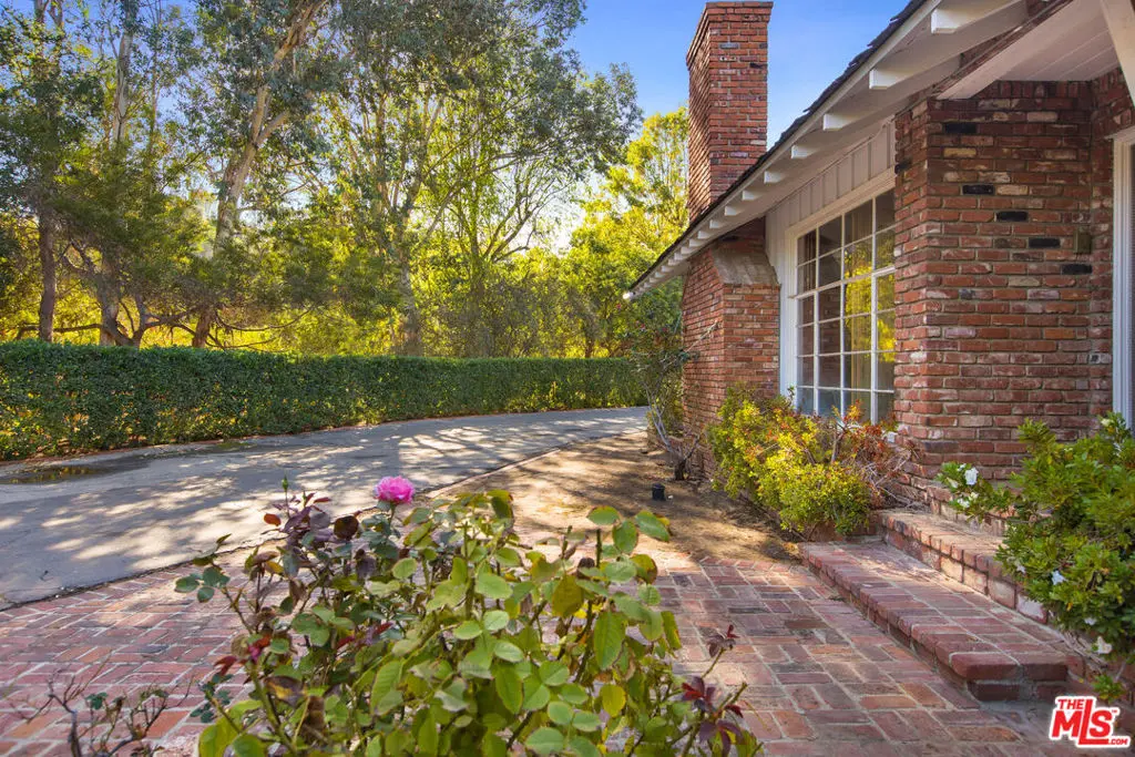19471 Rosita Street, Tarzana, CA — listing photo 1