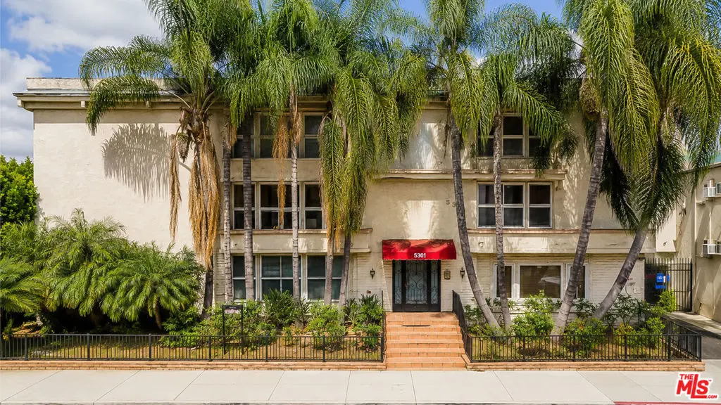 5301 Yarmouth Avenue 10, Encino, CA — listing photo 1