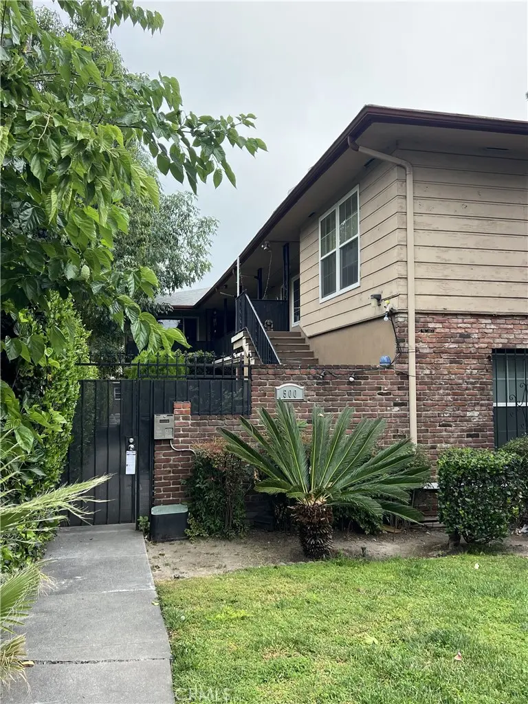 Residential Lease for rent at 500 N Los Robles Avenue 6, Pasadena, Los Angeles County, CA featuring 2 beds and 2 baths