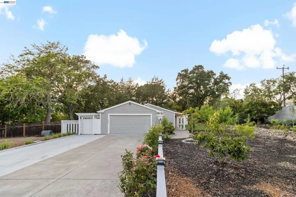 Single Family Residence for sale at 1021 Scots Ln, Walnut Creek, CA featuring 4 beds and 2 baths