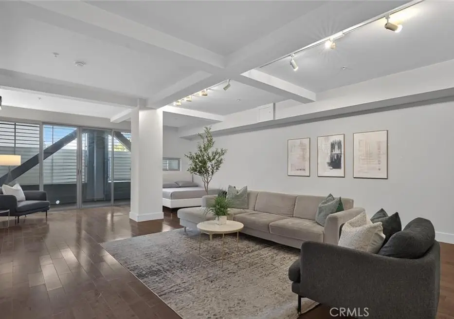 Condominium for sale at 433 Pine 102, Long Beach, CA featuring 1 bed and 1 bath