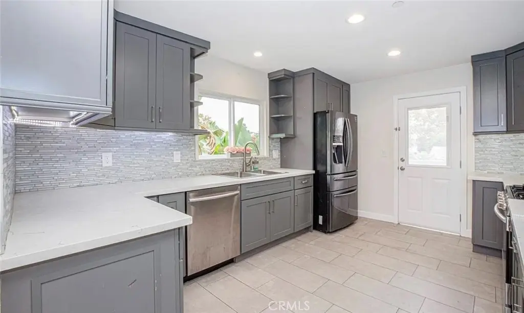 Residential Lease for rent at 242 W Linden Ave. 201, Burbank, Los Angeles County, CA featuring 3 beds and 3 baths