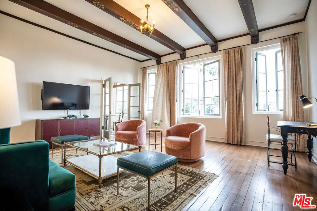 Residential Lease for rent at 5959 Franklin Avenue 301, Los Angeles, Los Angeles County, CA featuring 1 bed and 1 bath