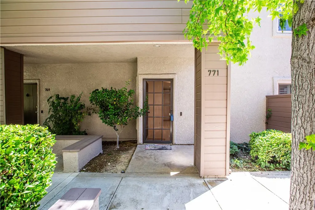 Residential Lease for rent at 771 Via Colinas, Westlake Village, Los Angeles County, CA featuring 2 beds and 2 baths